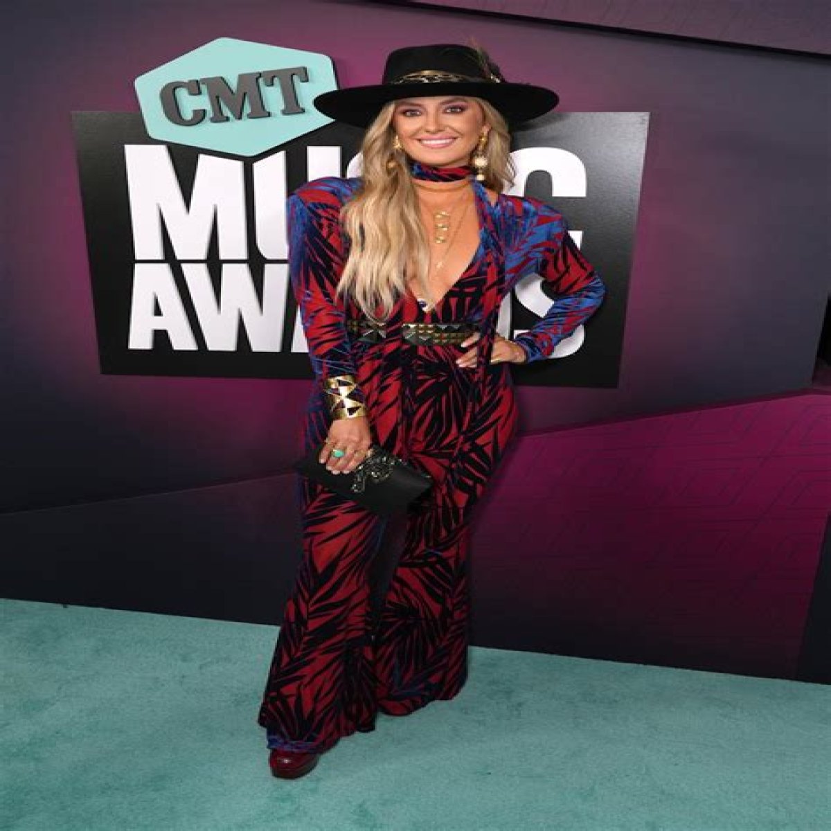 Yellowstone’s Lainey Wilson Shows Off 70-Lb. Weight Loss at 2023 CMA Awards: Before and After Photos
